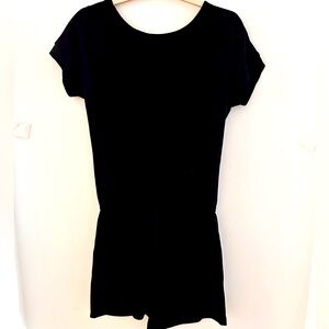 Black romper, very versatile. Good condition. Worn only once to the beach.